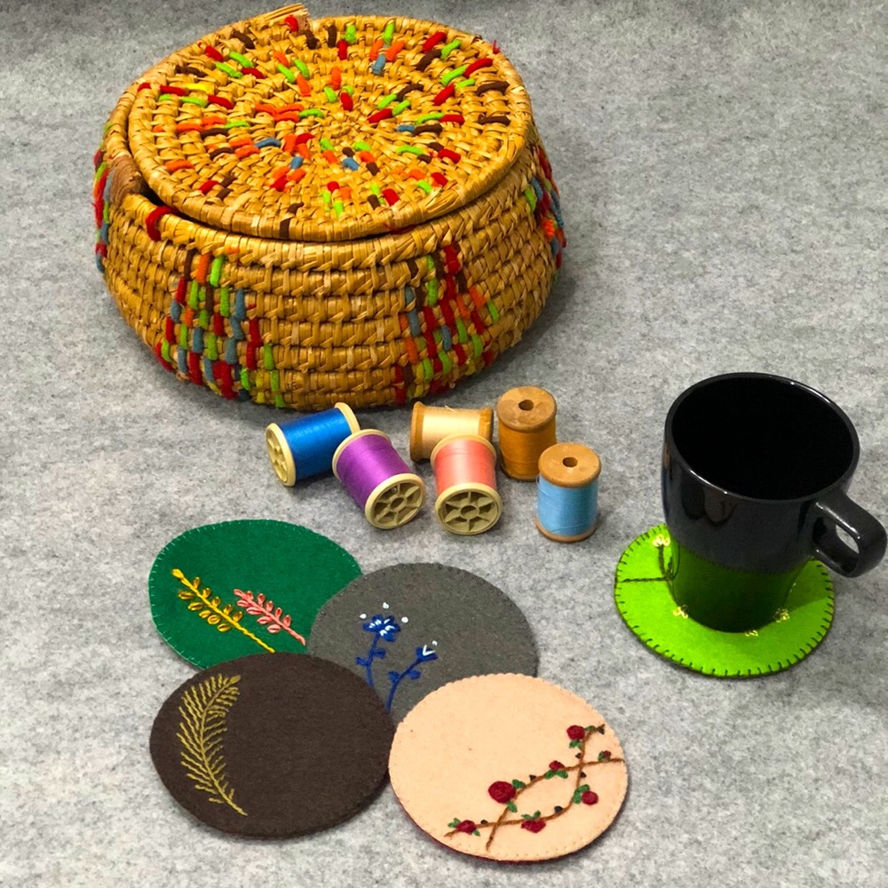 ‏Handcrafted felt coasters and embroidered with silk threads.set of 5